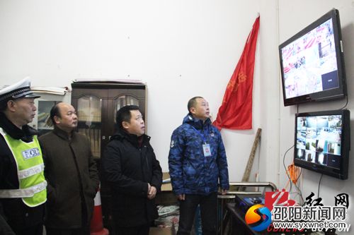 副县长张晓忠在汽车北站监控室检查