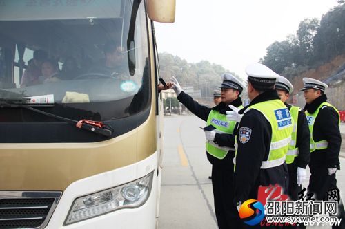 城步交警在路上检查