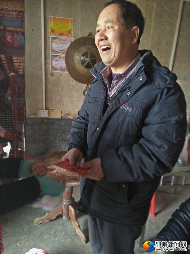家长手捧爱心款，感动得热泪盈眶