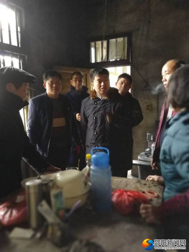 大新镇党委书记岳小波同志走访慰问照片