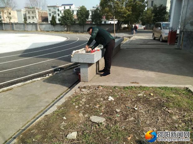 图为该校教师在清理卫生死角和进行水路检修
