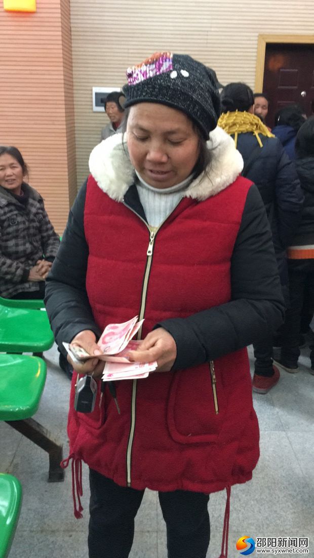 农民工正在清点刚领到手的工资
