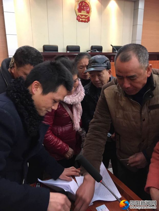 农民工在新宁县人民法院执法人员手里领过被欠的工资