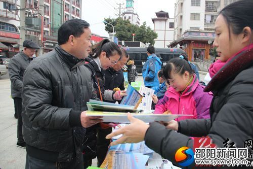 　　工作人员在发放宣传资料