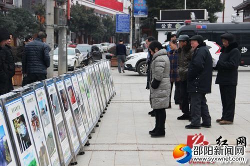 　　市民在观看宣传展板