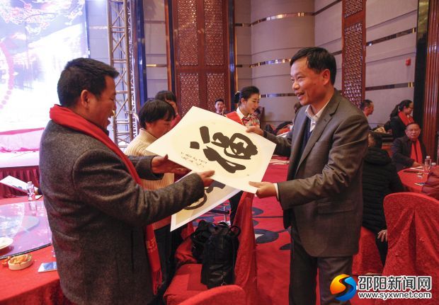 现场派发&ldquo;福&rdquo;字