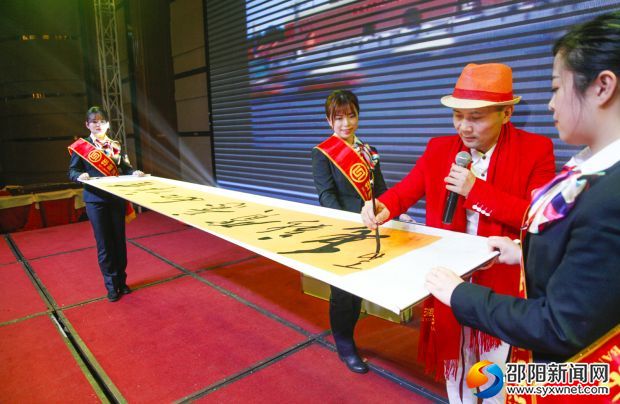 &ldquo;罗怪才&rdquo;为现场来宾即兴表演