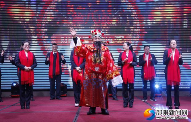 现场，邵阳支行的工作人员扮演&ldquo;财神&rdquo;为现场来宾送上现金大礼