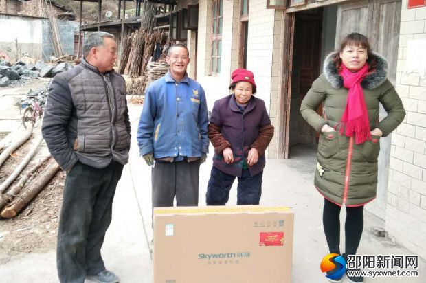 【新春走基层】之【大走访送温暖促脱贫】西洋江镇为部分贫困户发电视