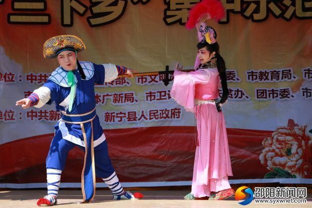送文化下乡，演员们带来精彩演出