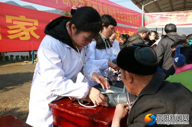 市卫生部门为当地群众免费检查身体并给予咨询