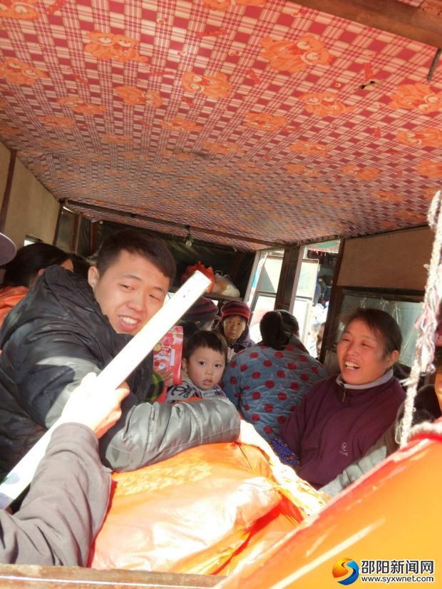 车内坐满了人