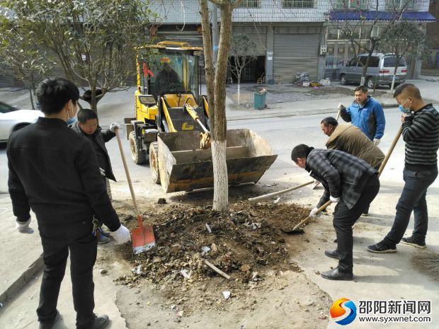 垃圾车及时装运垃圾