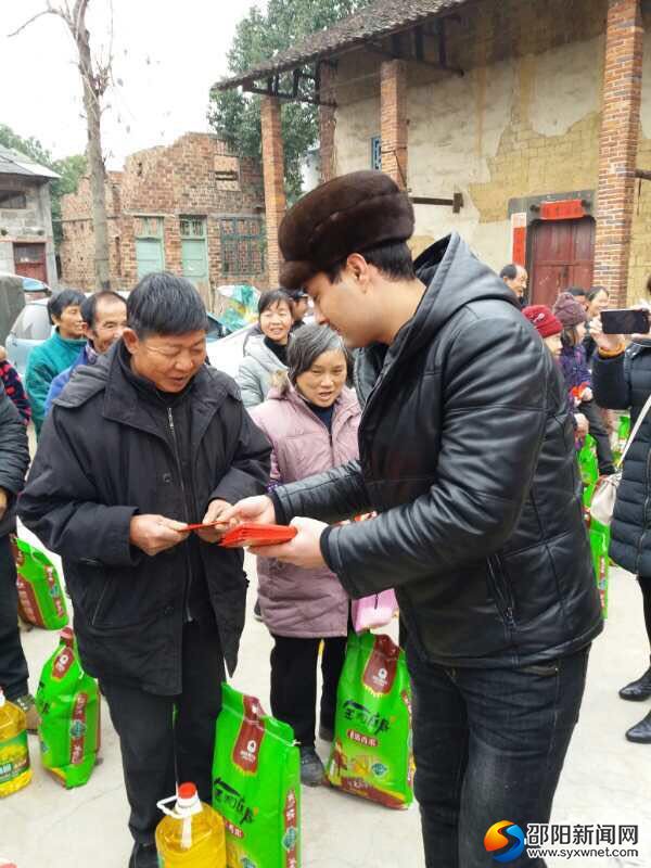 新疆青年阿卜杜热伊木·托合提瓦柯为邵东贫困村民们发放慰问金
