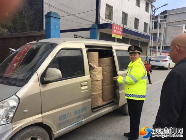 查处非法运输烟发爆竹