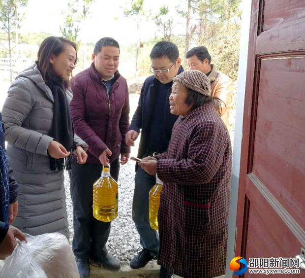 曾剑萍到灵太村慰问贫困户,