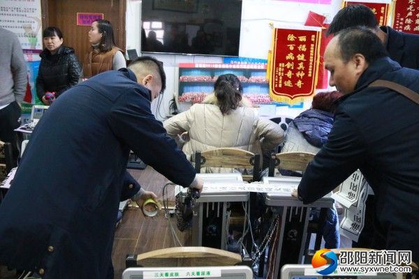 conew_工商执法人员查封现场仪器设备