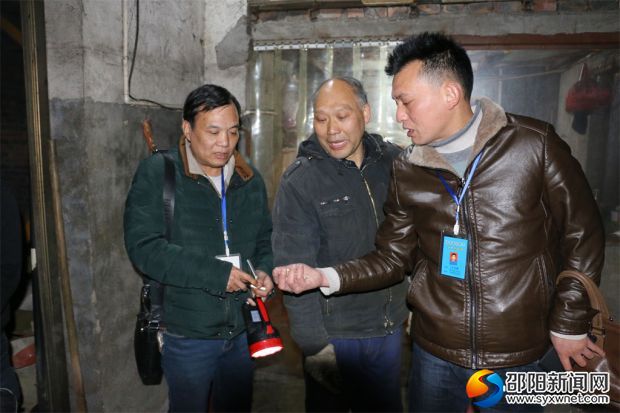 执法人员对企业锅炉是否使用清洁能源进行检查