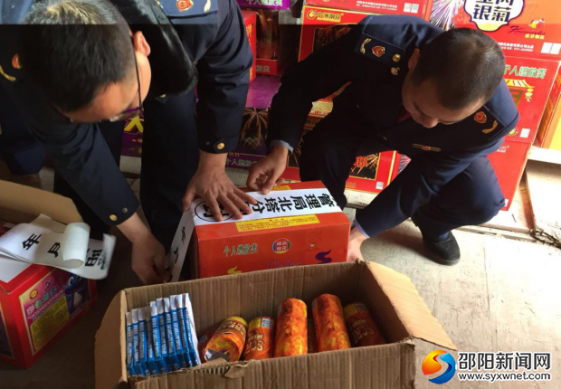 执法人员正在对“三无”烟花爆竹产品进行查封