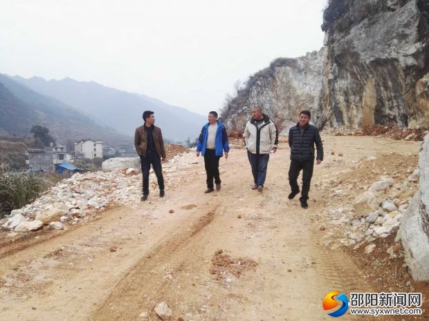 图为检查非煤矿山企业