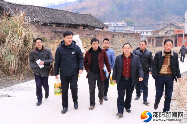 县委副书记周平一行徒步慰问困难群众_副本