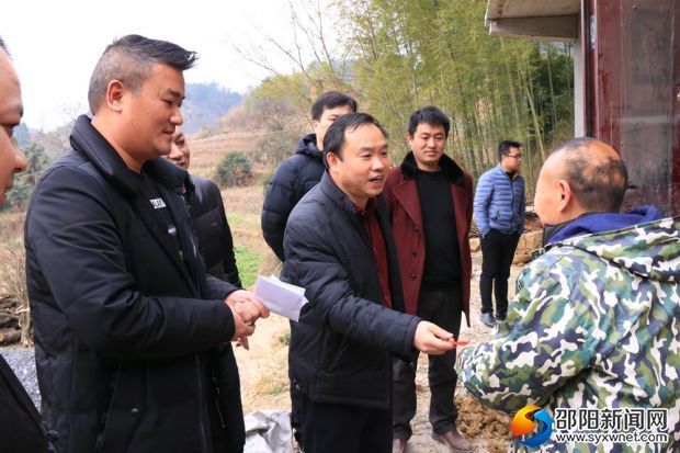 县委副书记周平与困难群众亲切交谈_副本