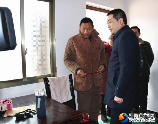 戴华峰走访慰问困难群众廖四清