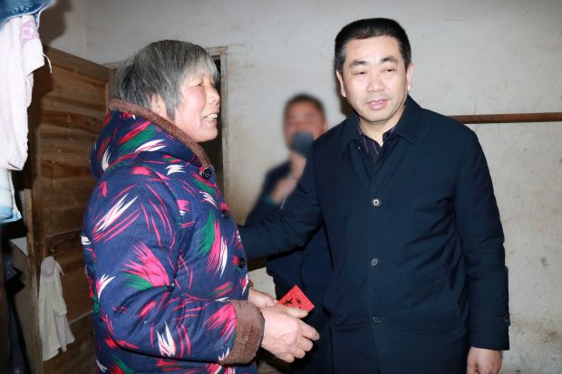 戴华峰走访慰问困难群众刘安国