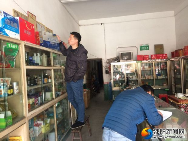 (食品药品工商质量监管所工作人员在检查药品)