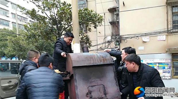 市联合执法组与大祥区执法人员共同对焚烧炉灶进行暂扣