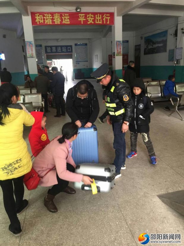 执法人员在车站检查&ldquo;三品&rdquo;