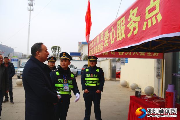 尹安中看望节假日坚守在高铁站为旅客服务的城市公交管理局的工作人员