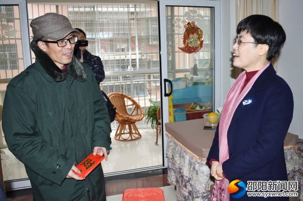 县委常委、宣传部长李江晖（右）看望慰问重症计生干部曾宪平（左）