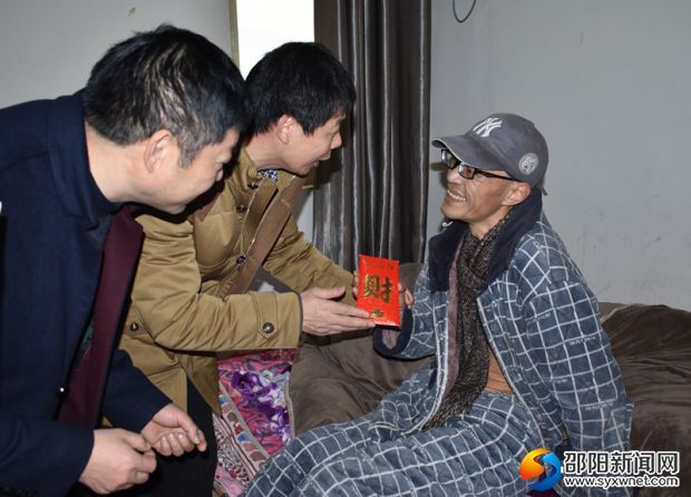 县卫计局长吕曲平（中）、县计生协会常务副会长尹喜明（左）慰问重症卫计干部吕加粮（右）
