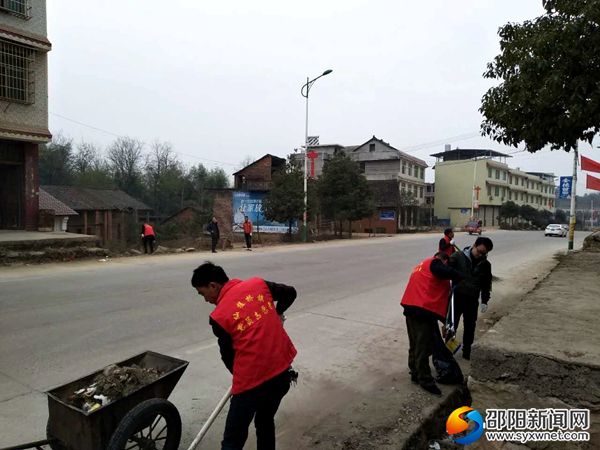 党员志愿者在清除公路两侧垃圾