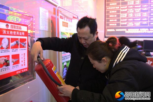 李华和对消防设施进行检查
