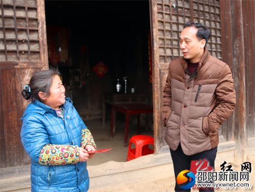 杨博理在困难户刘飞跃家中问候交谈