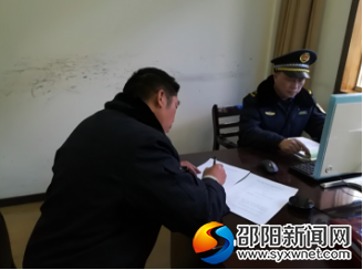 运输车辆驾驶员张某在接受执法人员的调查和询问