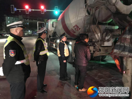 市蓝天保卫战指挥部联合执法组执法人员夜查污染源车辆