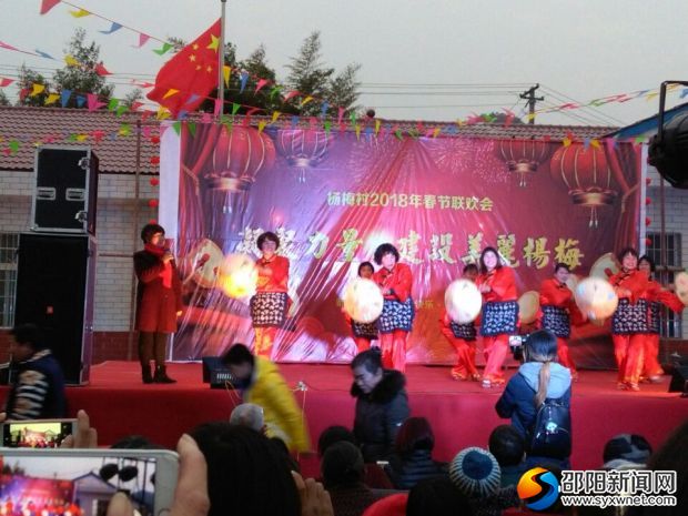 老年人歌舞《家乡美》表达人们对家乡的热爱