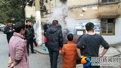 商贩在大祥区百春园社区马路边擅自占道焚烧废柴炒制瓜子并摆摊售卖