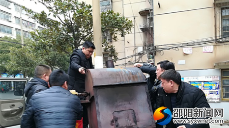 市联合执法组与大祥区执法人员共同对焚烧炉灶进行暂扣