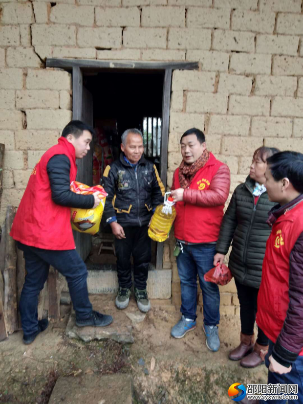 图为党员志愿者慰问贫困户