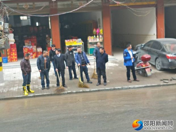 图为清洗街道现场