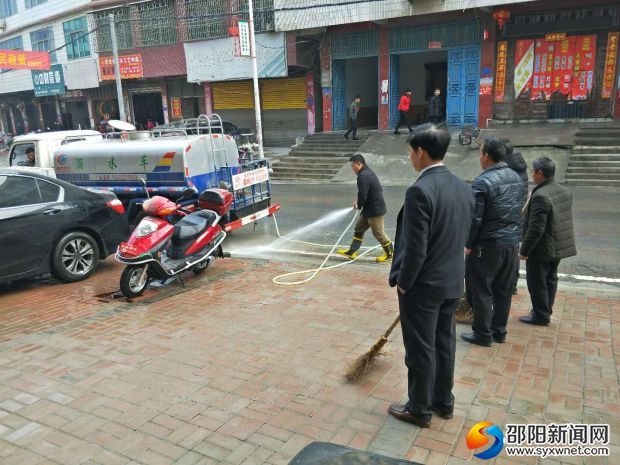 图为清洗街道现场