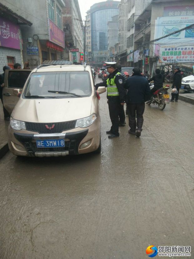 图为交警执勤