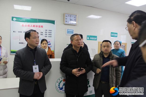 武冈市卫计局党委书记、局长刘虎云慰问武冈市人民医院120急救中心