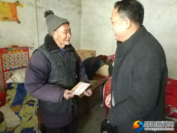 王剑锋慰问新潮居委会8050老党员宁江汉