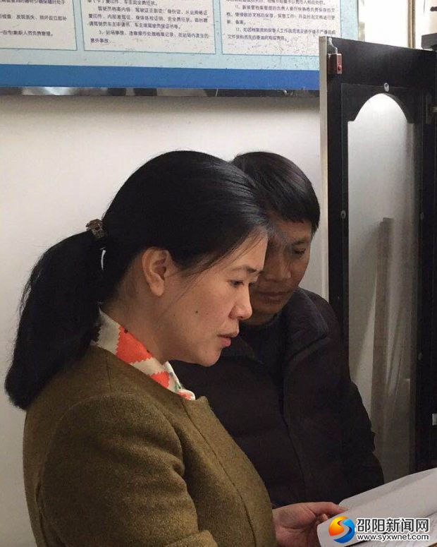 姚文娟正在翻阅安全生产相关资料和台账