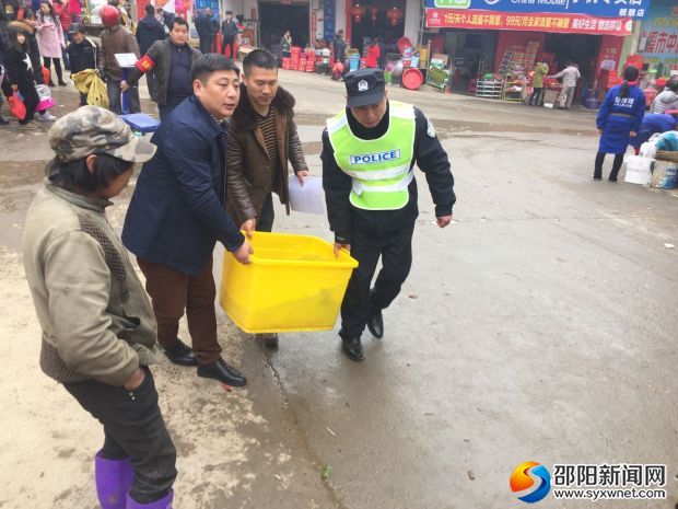 小溪市乡干部帮商贩搬往经营摊位